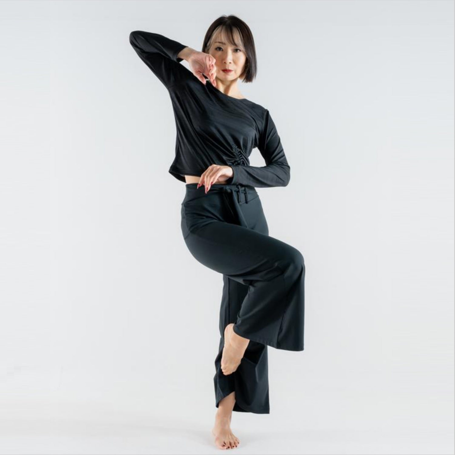 スラッシュフレアパンツ｜ダンスウェア｜ヨガウェア｜ジャズダンス｜フレアパンツ｜接触冷感｜ブラック｜テアダンスアンドラディアンス｜thea DANCE & RADIANCE｜ライフチューニングデイズ｜LIFE TUNING DAYS
