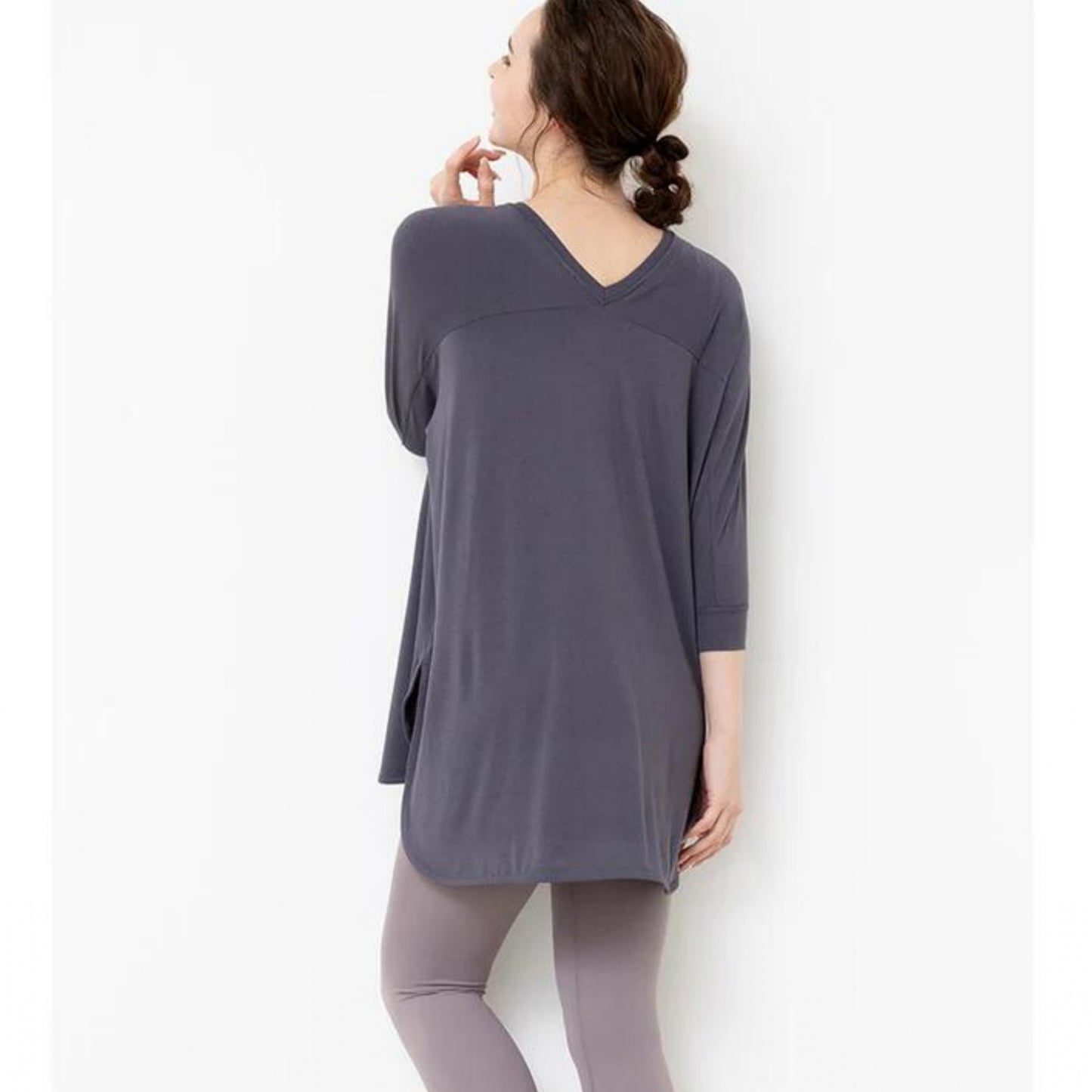 ロング丈カップ付きトップス leeche024｜ブルーグレー｜ロング丈｜チュニック｜七分袖｜普段着｜ヨガ｜おしゃれ｜Lee.che (リーチェ) ｜LIFE TUNING DAYS（ライフチューニングデイズ）｜