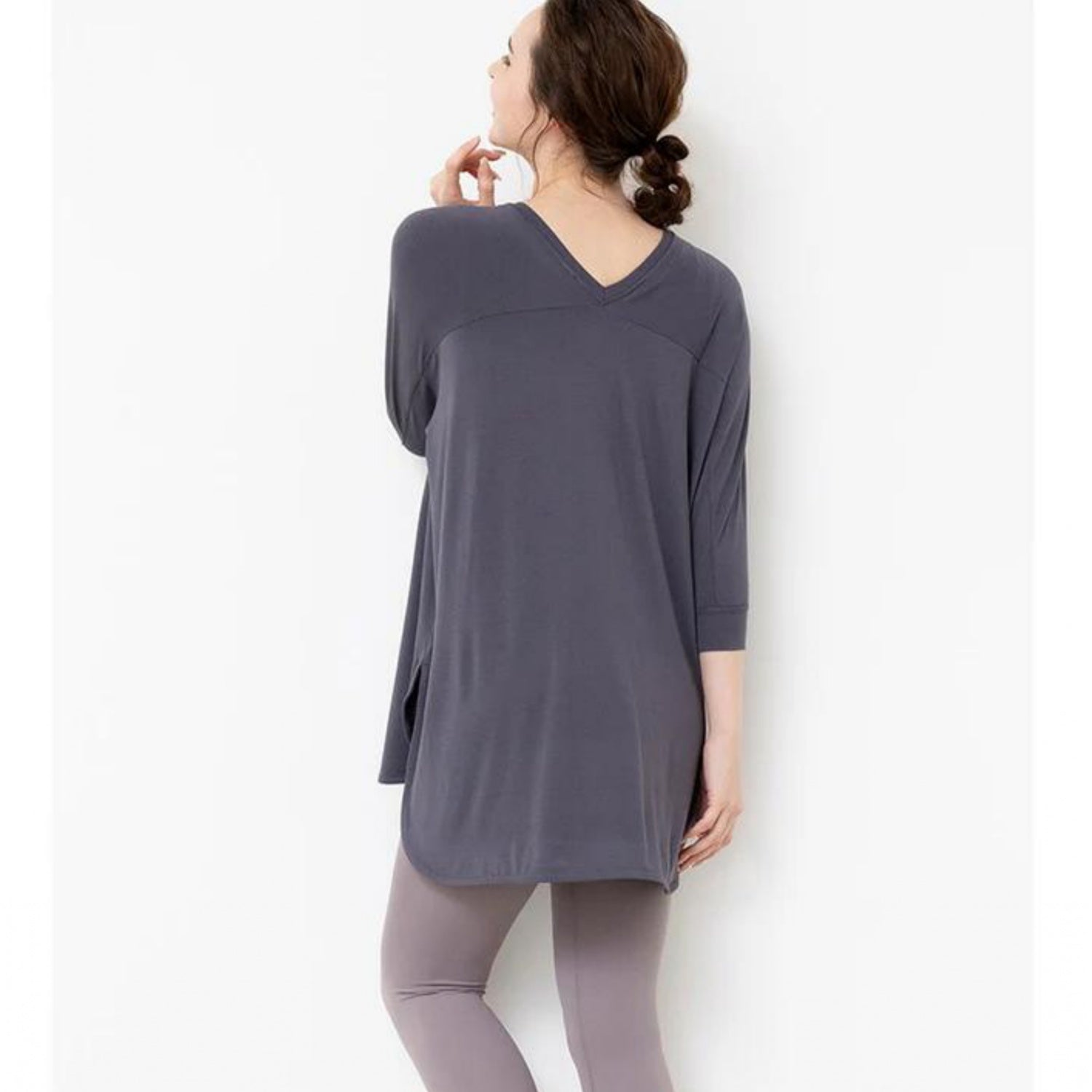 ロング丈カップ付きトップス leeche024｜ブルーグレー｜ロング丈｜チュニック｜七分袖｜普段着｜ヨガ｜おしゃれ｜Lee.che (リーチェ) ｜LIFE TUNING DAYS（ライフチューニングデイズ）｜