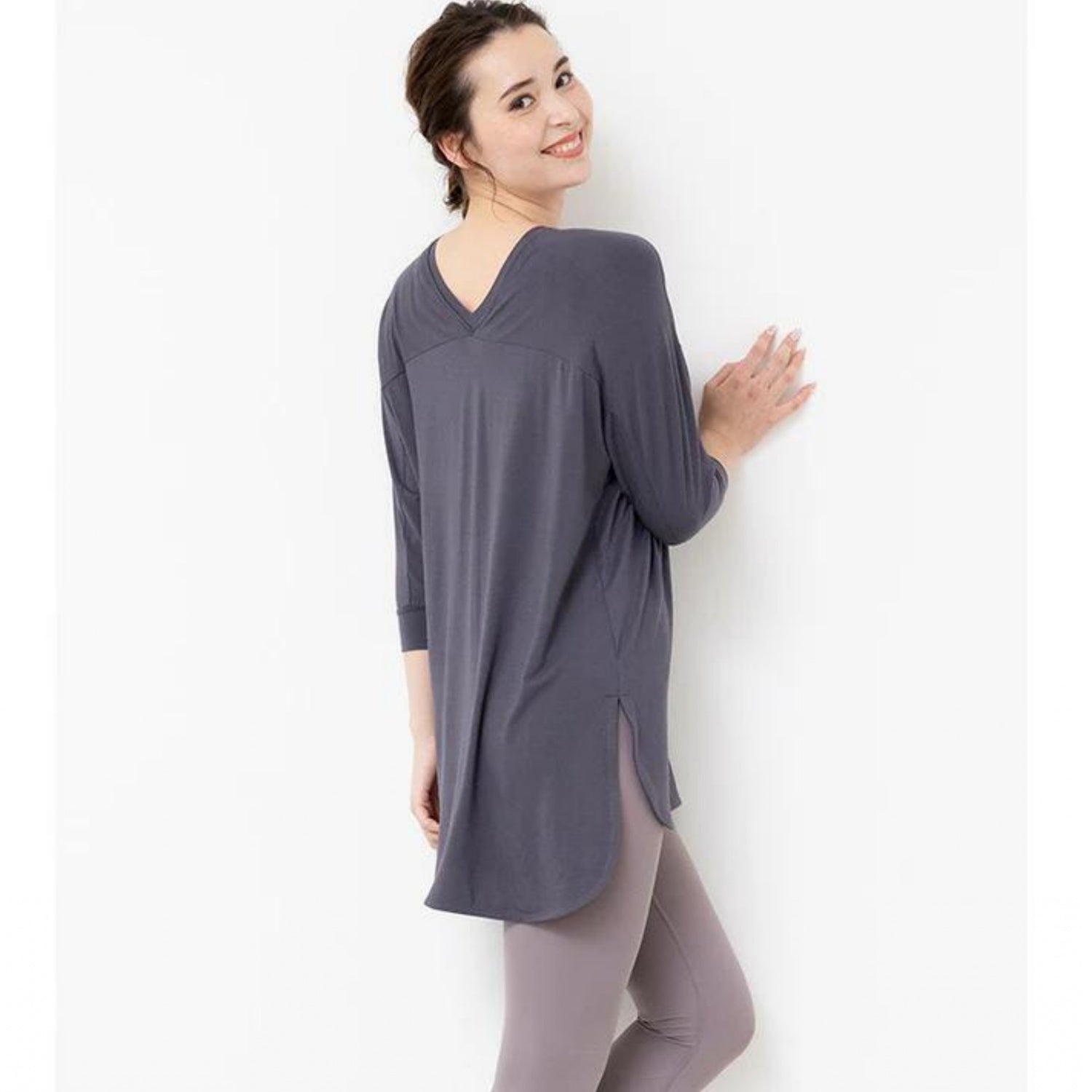ロング丈カップ付きトップス leeche024｜ブルーグレー｜ロング丈｜チュニック｜七分袖｜普段着｜ヨガ｜おしゃれ｜Lee.che (リーチェ) ｜LIFE TUNING DAYS（ライフチューニングデイズ）｜