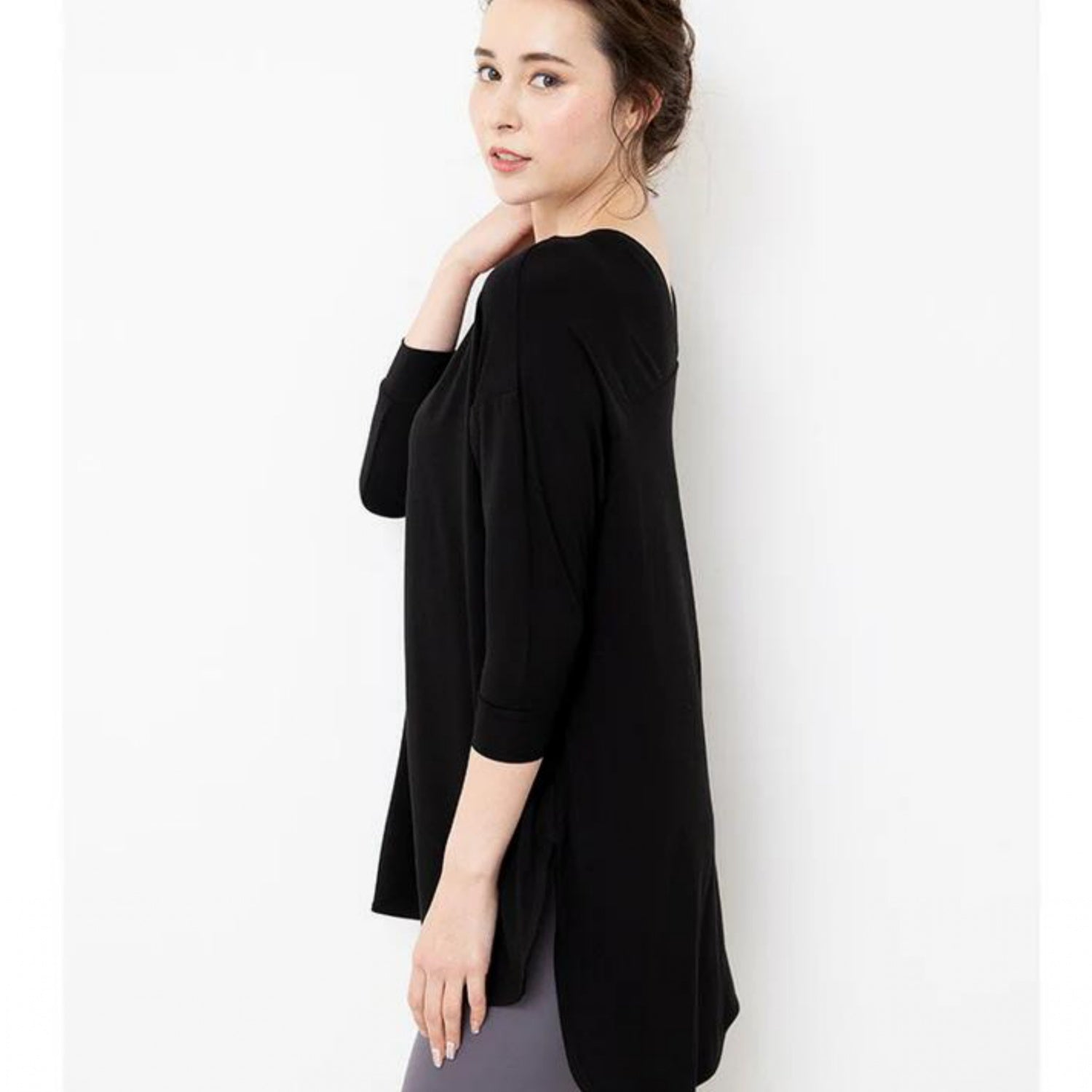 ロング丈カップ付きトップス leeche024｜ブラック｜ロング丈｜チュニック｜七分袖｜普段着｜ヨガ｜おしゃれ｜Lee.che (リーチェ) ｜LIFE TUNING DAYS（ライフチューニングデイズ）｜