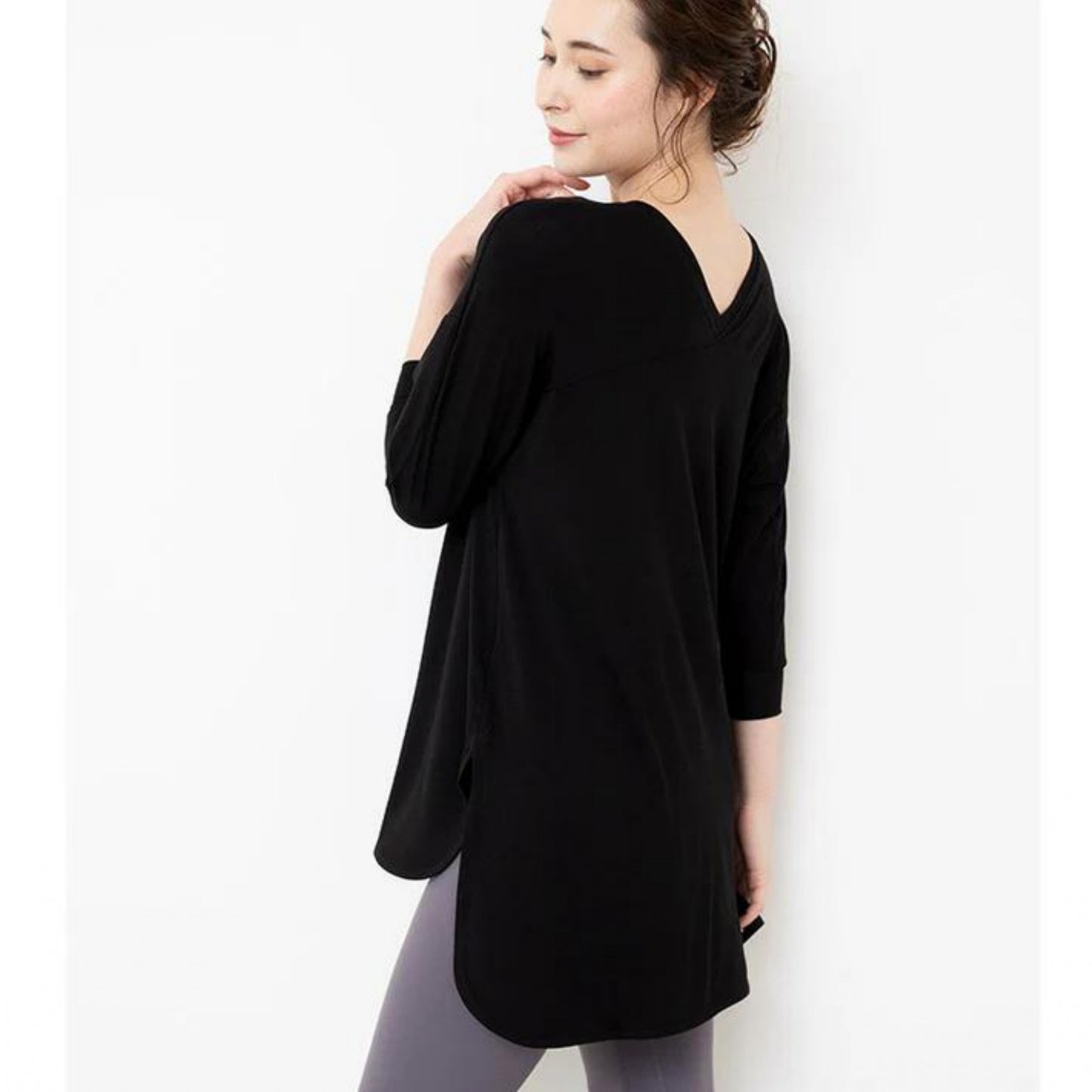 ロング丈カップ付きトップス leeche024｜ブラック｜ロング丈｜チュニック｜七分袖｜普段着｜ヨガ｜おしゃれ｜Lee.che (リーチェ) ｜LIFE TUNING DAYS（ライフチューニングデイズ）｜