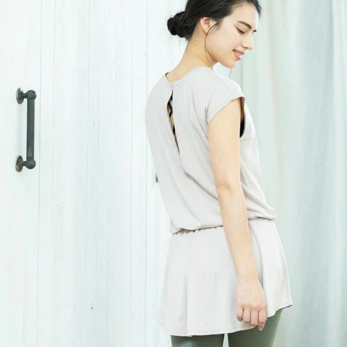 トップス leeche051｜ライトベージュ｜ペプラム｜フレア｜無地｜チュニック｜フレンチスリーブ｜ヨガ｜おしゃれ｜Lee.che (リーチェ) ｜LIFE TUNING DAYS（ライフチューニングデイズ）｜