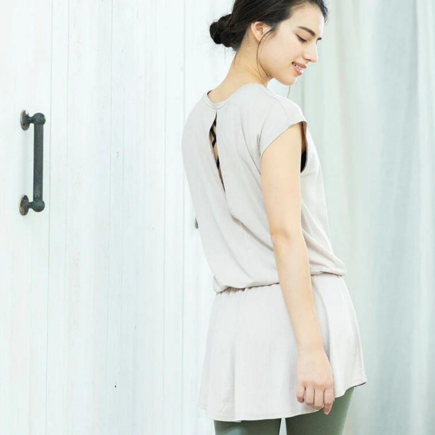 トップス leeche051｜ライトベージュ｜ペプラム｜フレア｜無地｜チュニック｜フレンチスリーブ｜ヨガ｜おしゃれ｜Lee.che (リーチェ) ｜LIFE TUNING DAYS（ライフチューニングデイズ）｜