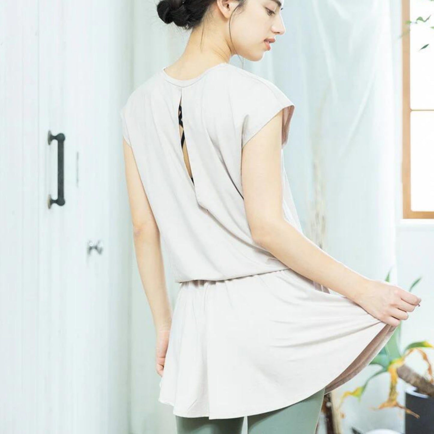 トップス leeche051｜ライトベージュ｜ペプラム｜フレア｜無地｜チュニック｜フレンチスリーブ｜ヨガ｜おしゃれ｜Lee.che (リーチェ) ｜LIFE TUNING DAYS（ライフチューニングデイズ）｜