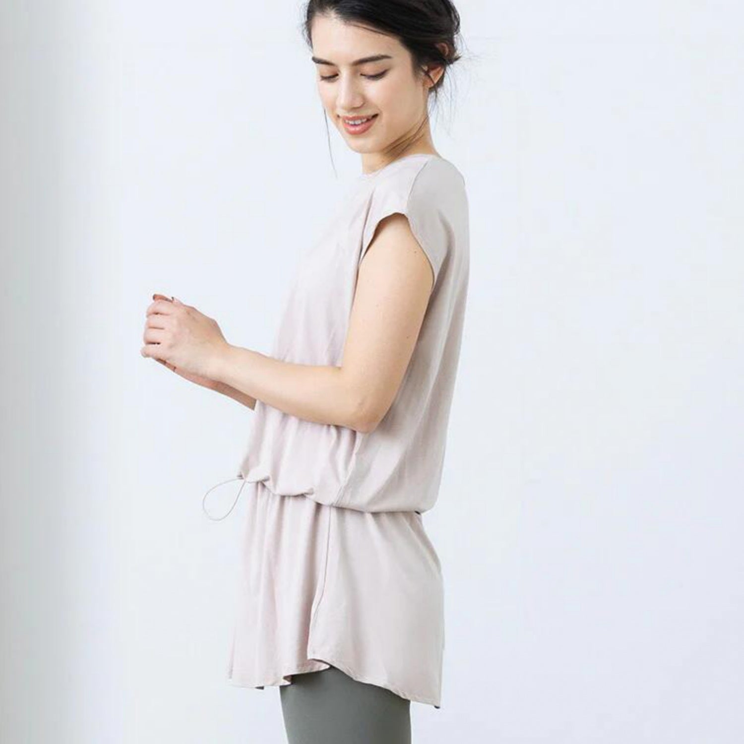 トップス leeche051｜ライトベージュ｜ペプラム｜フレア｜無地｜チュニック｜フレンチスリーブ｜ヨガ｜おしゃれ｜Lee.che (リーチェ) ｜LIFE TUNING DAYS（ライフチューニングデイズ）｜