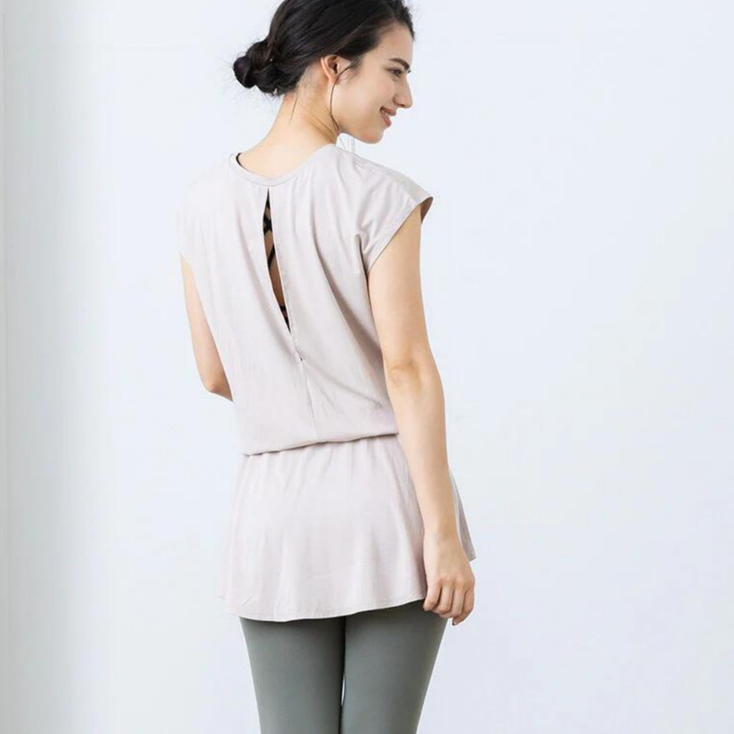 トップス leeche051｜ライトベージュ｜ペプラム｜フレア｜無地｜チュニック｜フレンチスリーブ｜ヨガ｜おしゃれ｜Lee.che (リーチェ) ｜LIFE TUNING DAYS（ライフチューニングデイズ）｜