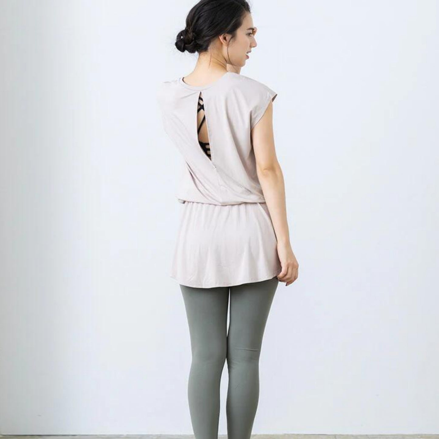 トップス leeche051｜ライトベージュ｜ペプラム｜フレア｜無地｜チュニック｜フレンチスリーブ｜ヨガ｜おしゃれ｜Lee.che (リーチェ) ｜LIFE TUNING DAYS（ライフチューニングデイズ）｜