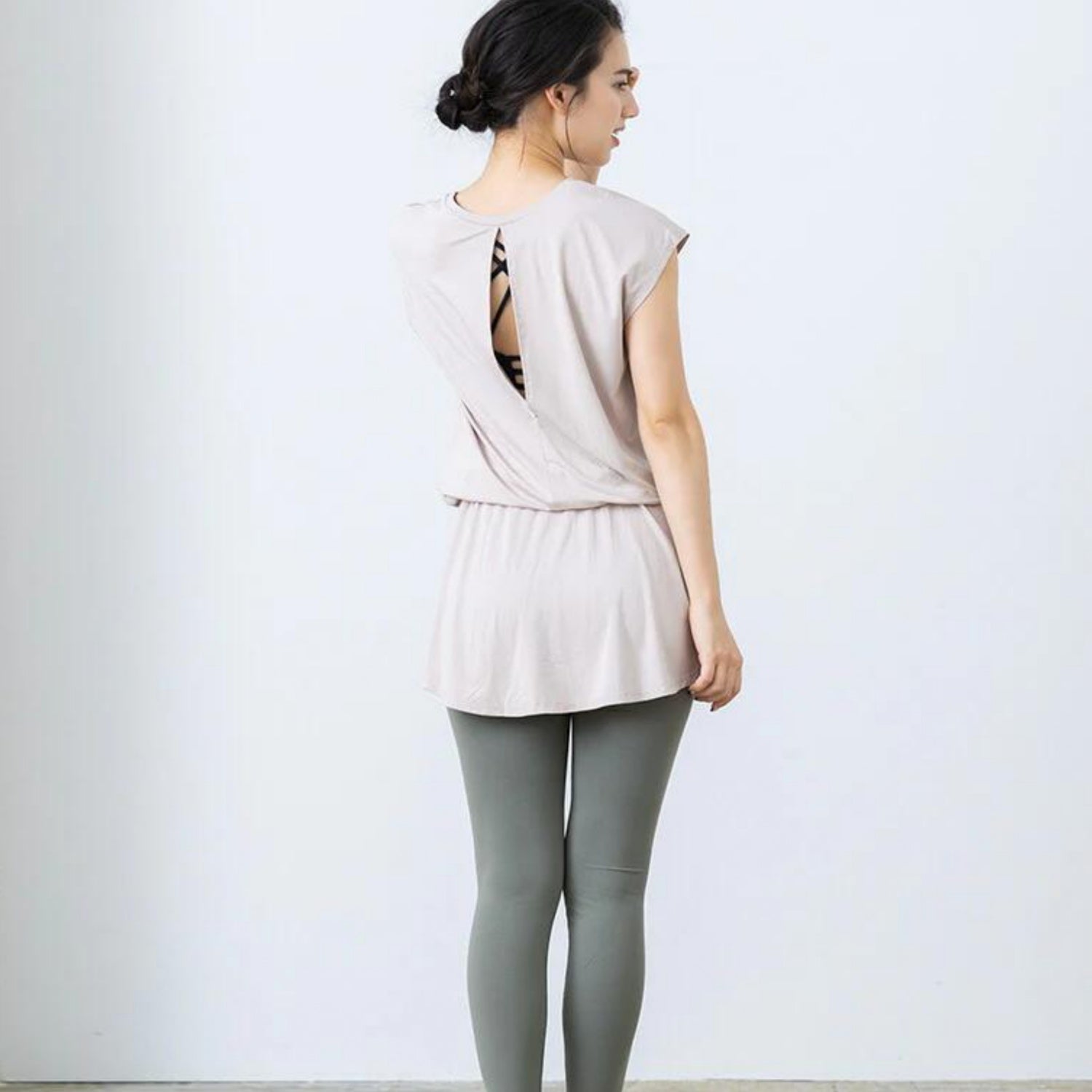 トップス leeche051｜ライトベージュ｜ペプラム｜フレア｜無地｜チュニック｜フレンチスリーブ｜ヨガ｜おしゃれ｜Lee.che (リーチェ) ｜LIFE TUNING DAYS（ライフチューニングデイズ）｜