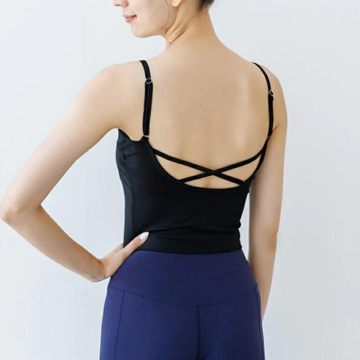 ハーフ丈カップ付トップス leeche063｜ブラック｜肌見せ｜シンプル｜細ストラップ｜アジャスター付き｜ヨガ｜おしゃれ｜Lee.che (リーチェ) ｜LIFE TUNING DAYS（ライフチューニングデイズ）｜