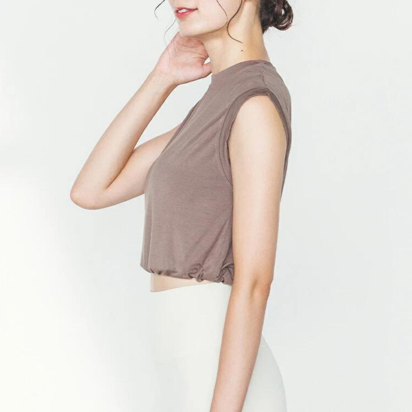 ショート丈トップスleeche076｜ブラウン｜フレンチスリーブ｜レーヨン｜無地｜Tシャツ｜タンクトップ｜シンプル｜ヨガ｜おしゃれ｜Lee.che (リーチェ) ｜LIFE TUNING DAYS（ライフチューニングデイズ）｜