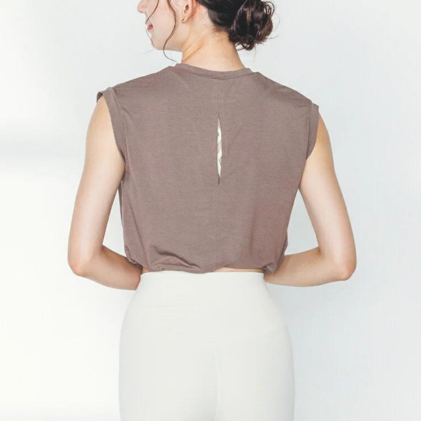 ショート丈トップスleeche076｜ブラウン｜フレンチスリーブ｜レーヨン｜無地｜Tシャツ｜タンクトップ｜シンプル｜ヨガ｜おしゃれ｜Lee.che (リーチェ) ｜LIFE TUNING DAYS（ライフチューニングデイズ）｜