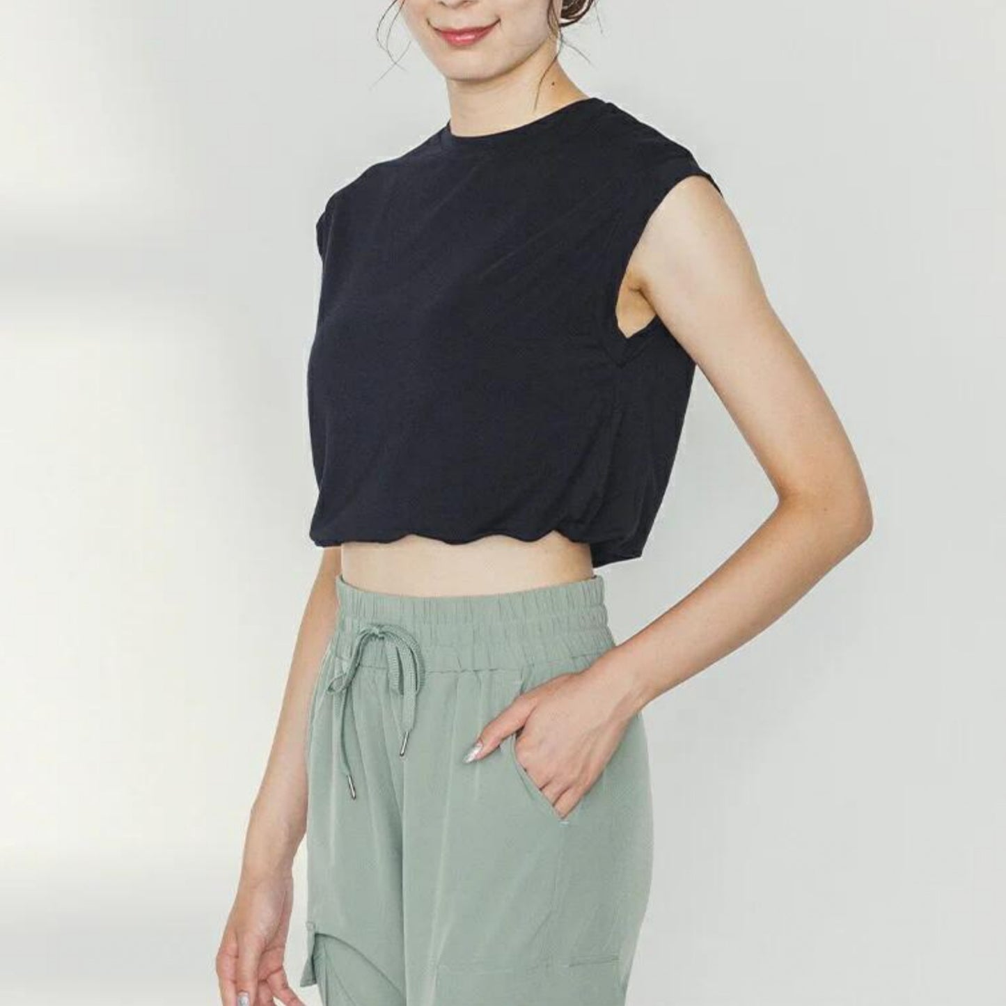 ショート丈トップスleeche076｜ブラック｜フレンチスリーブ｜レーヨン｜無地｜Tシャツ｜タンクトップ｜シンプル｜ヨガ｜おしゃれ｜Lee.che (リーチェ) ｜LIFE TUNING DAYS（ライフチューニングデイズ）｜