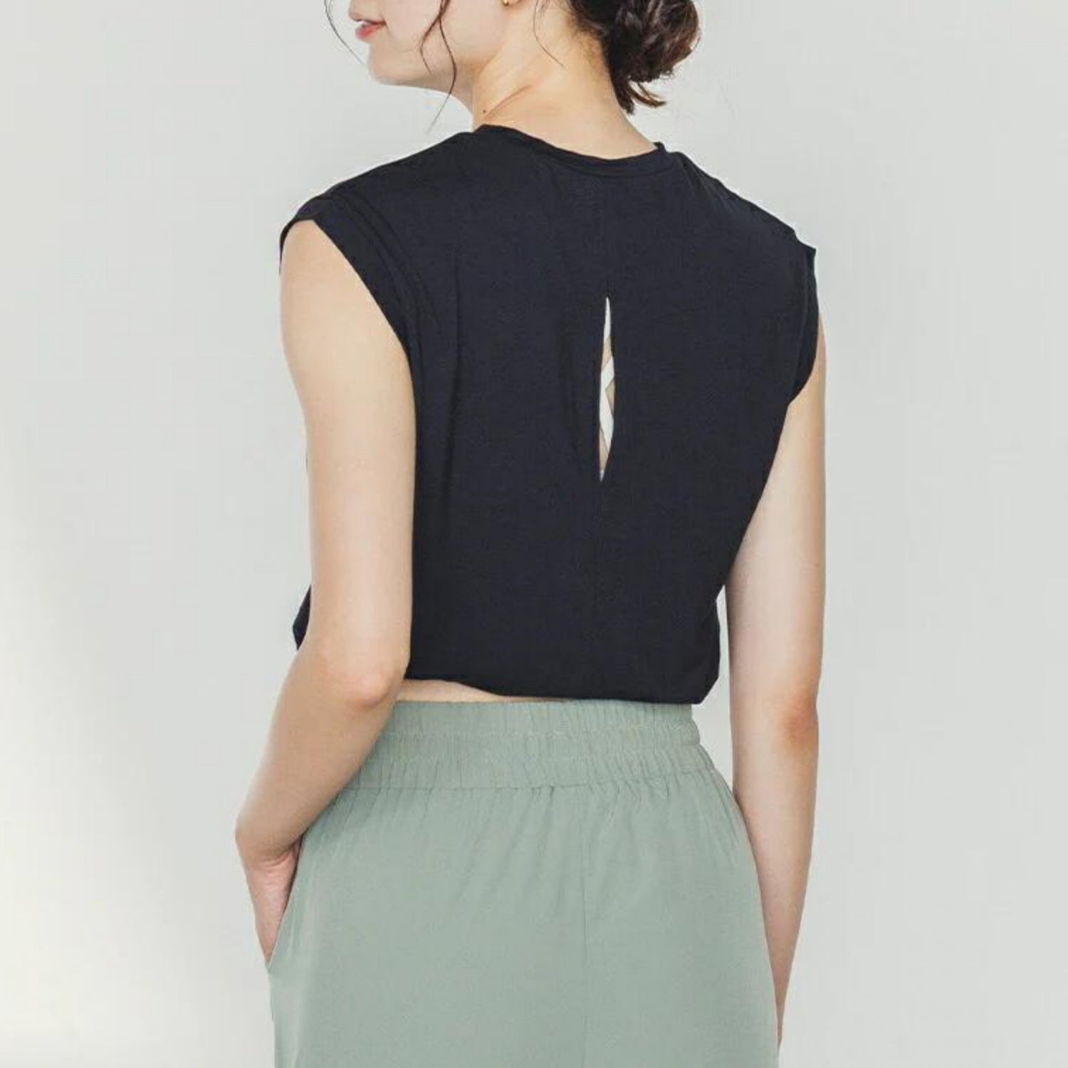 ショート丈トップスleeche076｜ブラック｜フレンチスリーブ｜レーヨン｜無地｜Tシャツ｜タンクトップ｜シンプル｜ヨガ｜おしゃれ｜Lee.che (リーチェ) ｜LIFE TUNING DAYS（ライフチューニングデイズ）｜