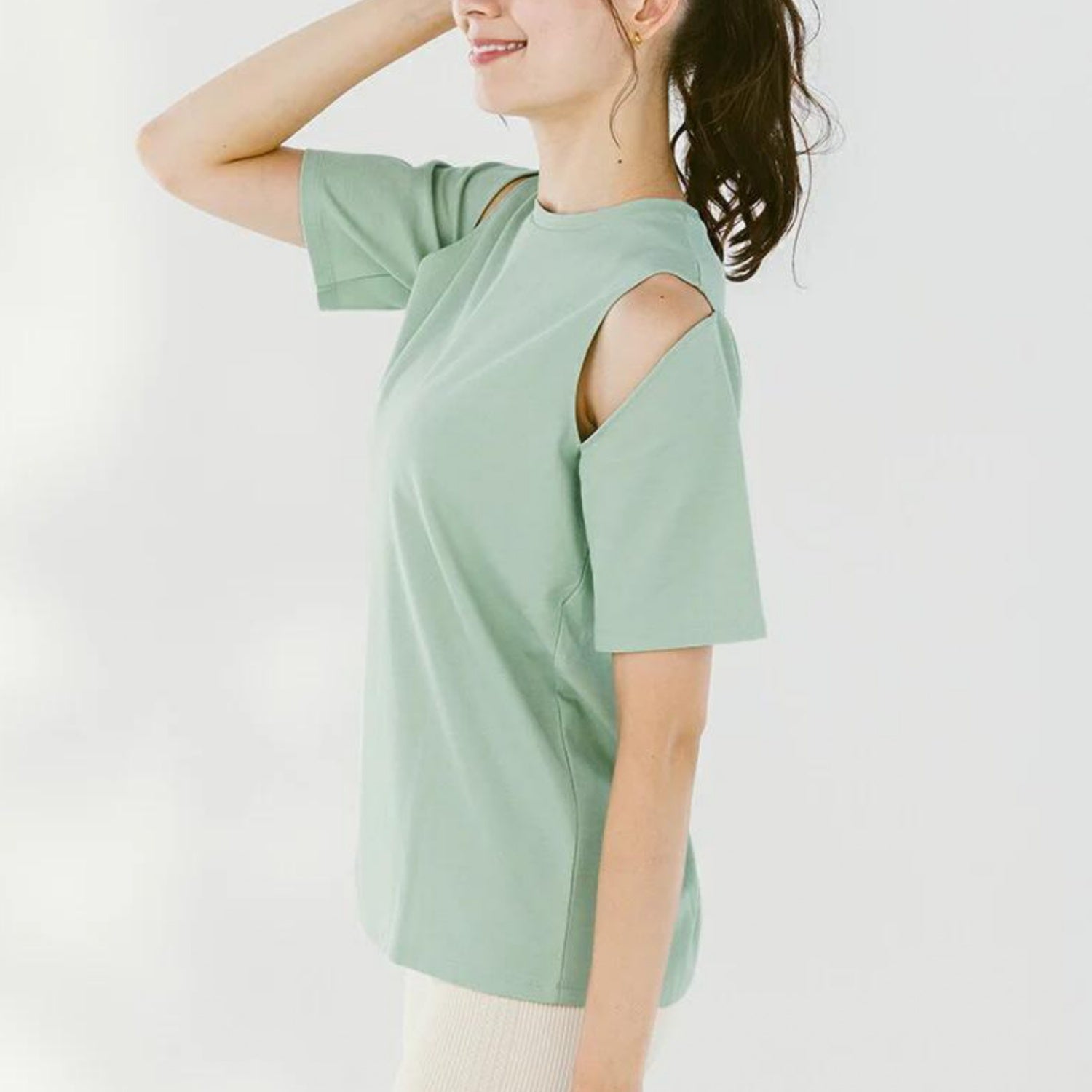 トップス leeche078｜ライトグリーン｜肌見せ｜シンプル｜無地｜肩出し｜ヨガ｜かわいい｜おしゃれ｜Lee.che (リーチェ) ｜LIFE TUNING DAYS（ライフチューニングデイズ）｜