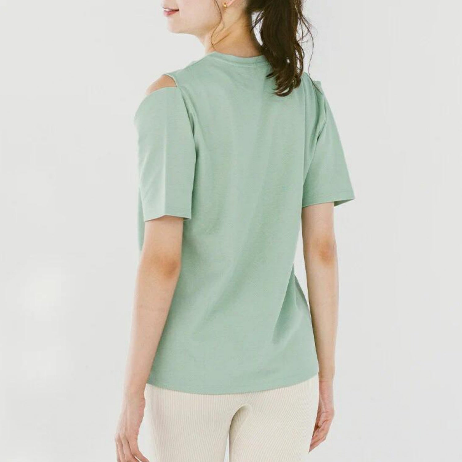 トップス leeche078｜ライトグリーン｜肌見せ｜シンプル｜無地｜肩出し｜ヨガ｜かわいい｜おしゃれ｜Lee.che (リーチェ) ｜LIFE TUNING DAYS（ライフチューニングデイズ）｜