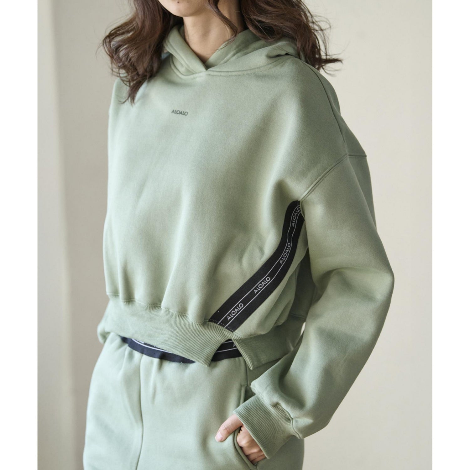 裏起毛クロップドフーディ―｜セージ｜タウンウェア｜パーカー｜スウェット｜ショート丈｜セージ｜ALOALO（アロアロ）｜LIFE TUNING DAYS（ライフチューニングデイズ）