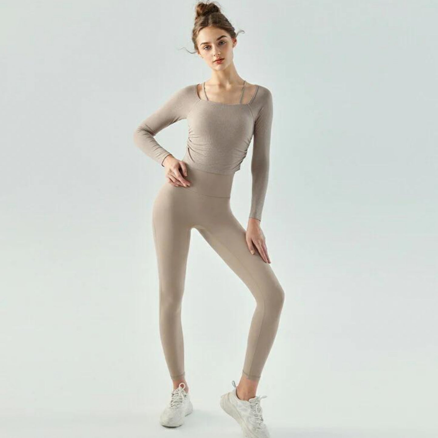 長袖カップ付きトップス t391｜ライトブラウン｜レイヤード｜ショート丈｜無地｜リブ｜ロングスリーブ｜ヨガ｜おしゃれ｜Lee.che (リーチェ) ｜LIFE TUNING DAYS（ライフチューニングデイズ）｜