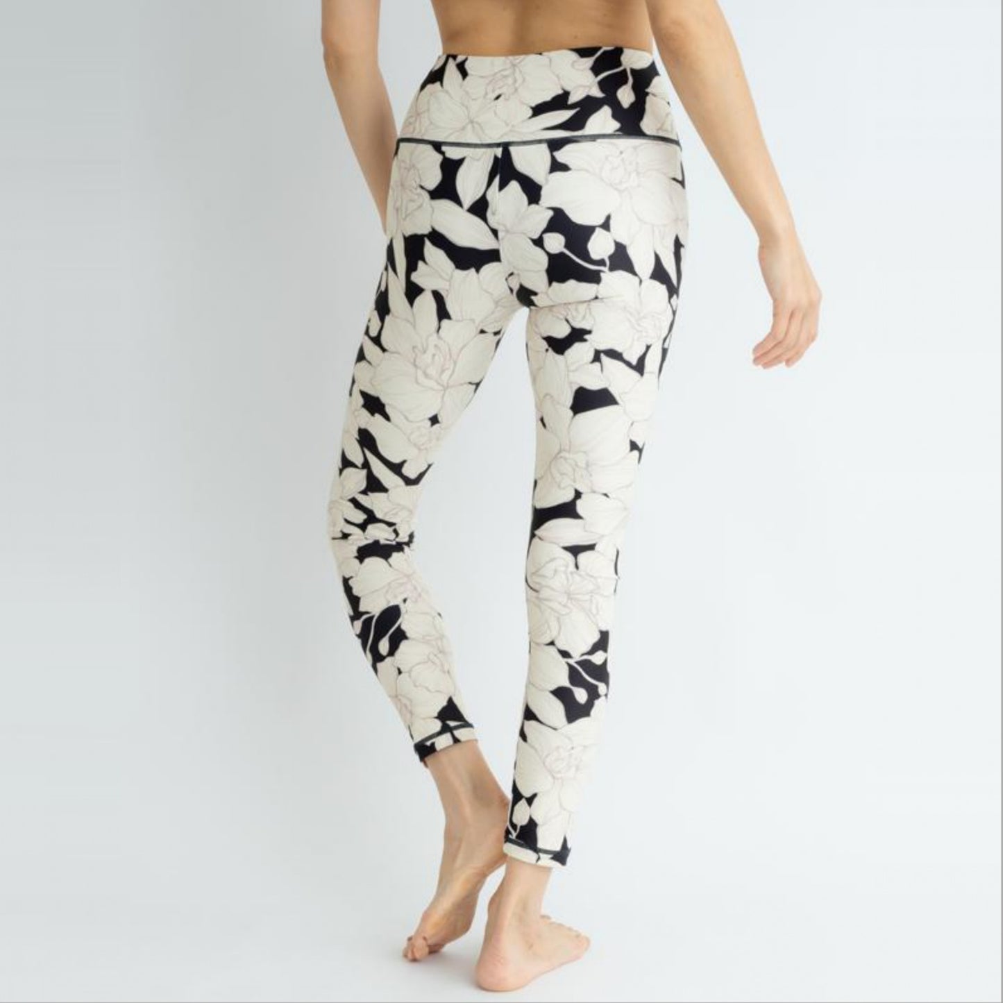 オーキッドレギンス｜ブラック｜柄｜ヨガ｜ホットヨガ｜｜水陸両用｜プリント｜ユリ｜速乾｜Thetis Yoga Dress（テティスヨガドレス）｜LIFE TUNING DAYS（ライフチューニングデイズ）