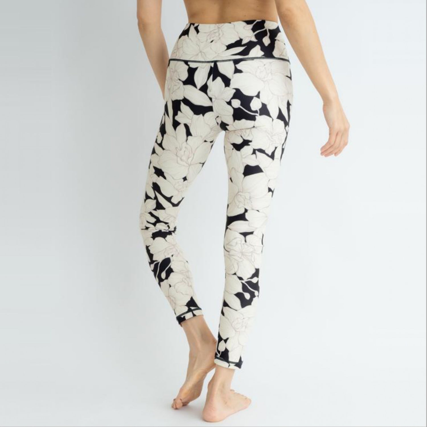 オーキッドレギンス｜ブラック｜柄｜ヨガ｜ホットヨガ｜｜水陸両用｜プリント｜ユリ｜速乾｜Thetis Yoga Dress（テティスヨガドレス）｜LIFE TUNING DAYS（ライフチューニングデイズ）