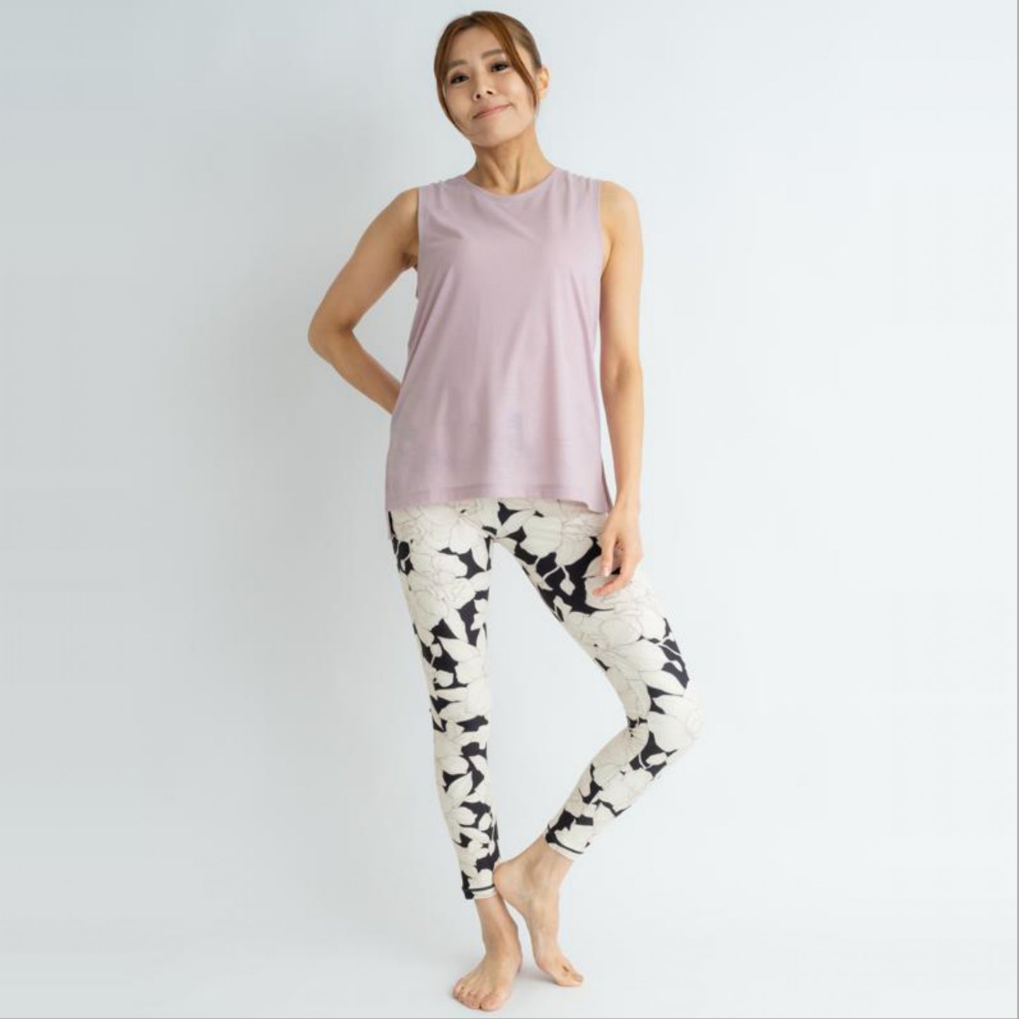 オーキッドレギンス｜ブラック｜柄｜ヨガ｜ホットヨガ｜｜水陸両用｜プリント｜ユリ｜速乾｜Thetis Yoga Dress（テティスヨガドレス）｜LIFE TUNING DAYS（ライフチューニングデイズ）