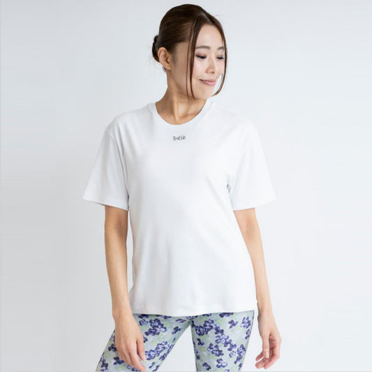 ロゴTコンパクト｜トップス｜Tシャツ｜すっきり｜モダール｜ヨガ｜フィットネス｜普段着｜ホワイト｜二の腕カバー｜Thetis Yoga Dress（テティスヨガドレス）｜LIFE TUNING DAYS（ライフチューニングデイズ）